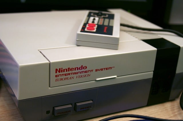 Ett klassiskt grått Nintendo NES TV-spel från 80-talet.